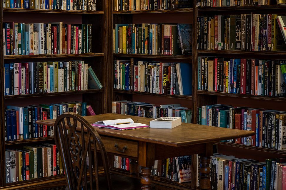 Bücher auf einem Tisch in der Library of Mistakes in Edinburgh