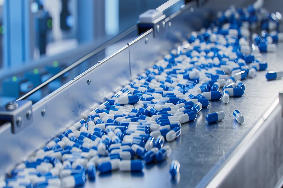 Herstellungsprozess von Tabletten und Kapseln in einer modernen pharmazeutischen Fabrik
