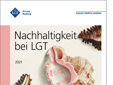 Das Titelbild des LGT Nachhaltigkeitsberichts mit Muscheln im Sand