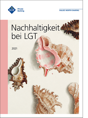 Das Titelbild des LGT Nachhaltigkeitsberichts mit Muscheln im Sand