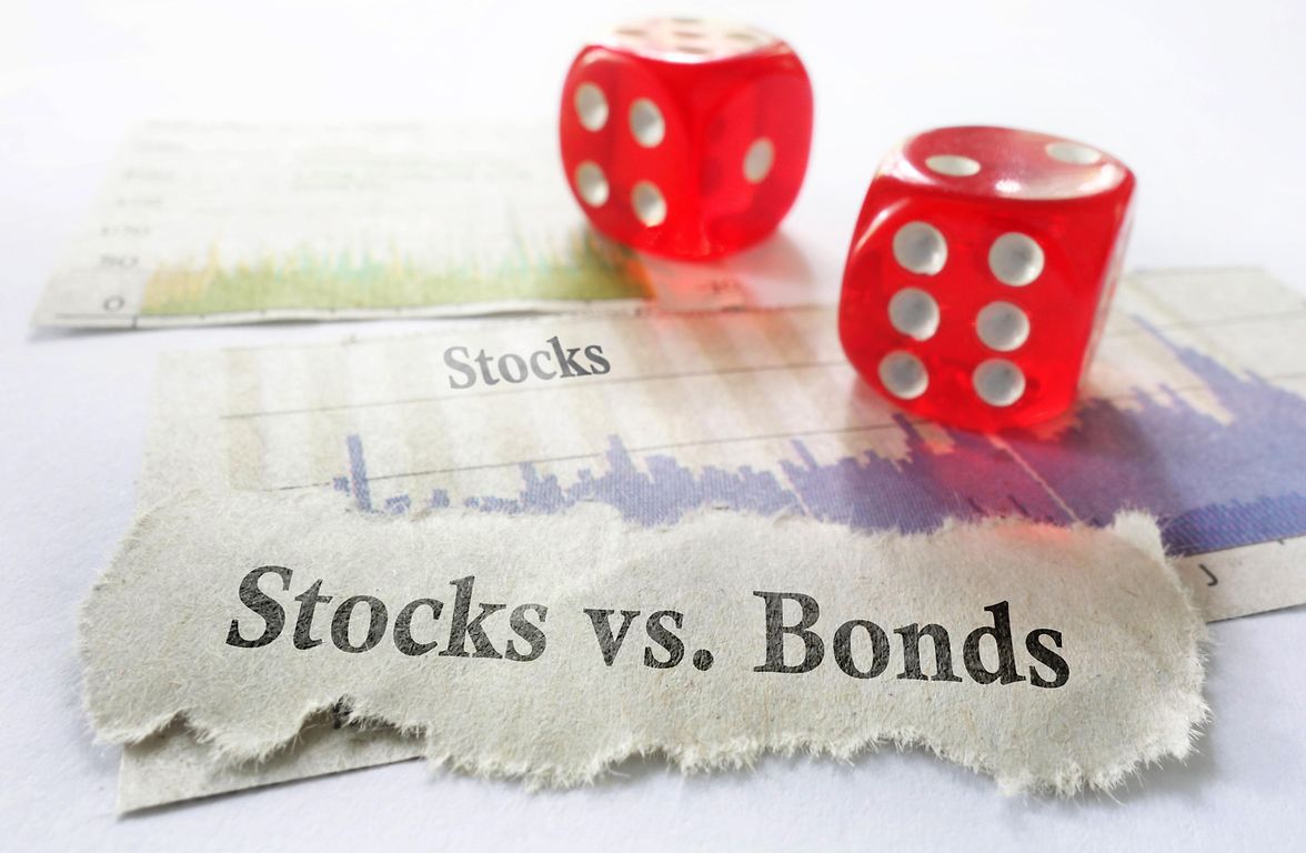 Zwei Würfel symbolisieren den Kampf zwischen Bonds und Aktien