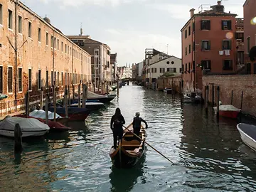 Nena Almansi und Autorin Petra Reski in Venedig auf dem Fluss