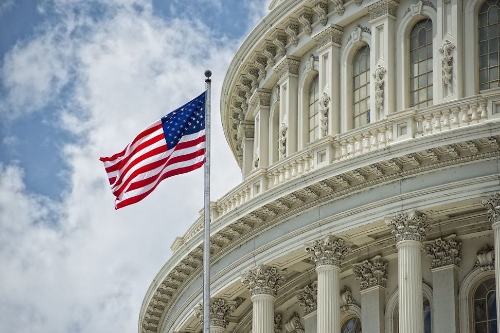 US-Capitol mit US-Flagge