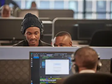 Konzentrierte Arbeit im Schulungsraum.