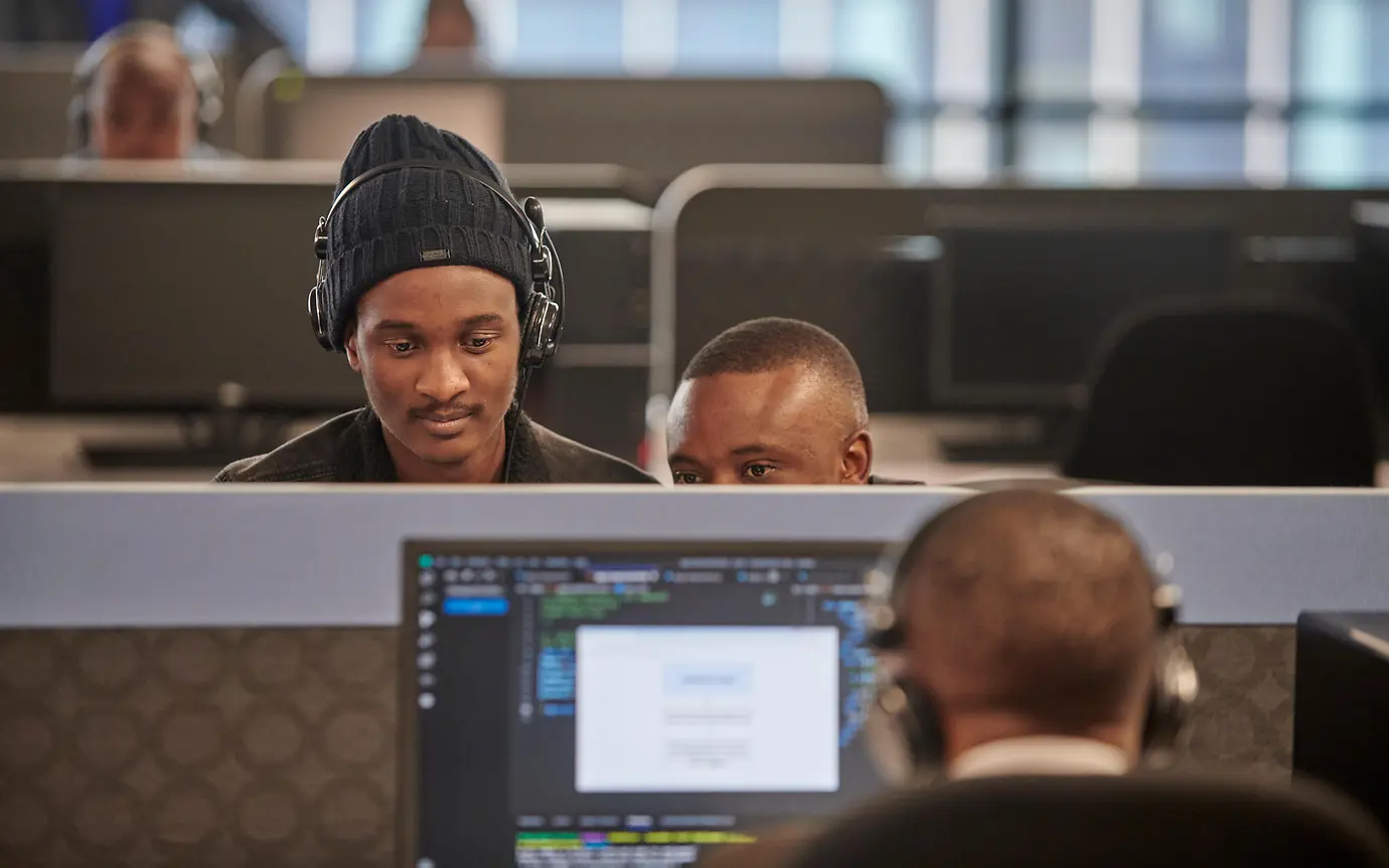 Konzentrierte Arbeit im Schulungsraum.