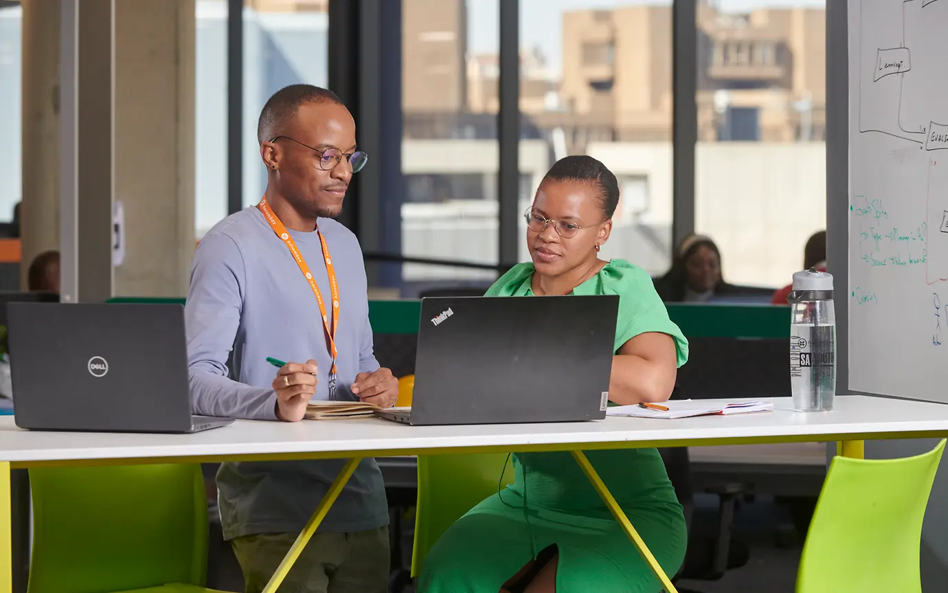 Bei der Lagebesprechung. "Was haben wir erreicht, was steht noch an?"