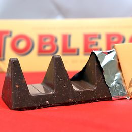 Toblerone ist 2016 auf dem britischen Markt geschrumpft. Der Hersteller begründet dies mit höheren Einkaufspreisen für Zutaten.