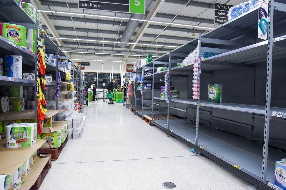 Leere Supermarktregale nach Panikkäufen während der Pandemie 