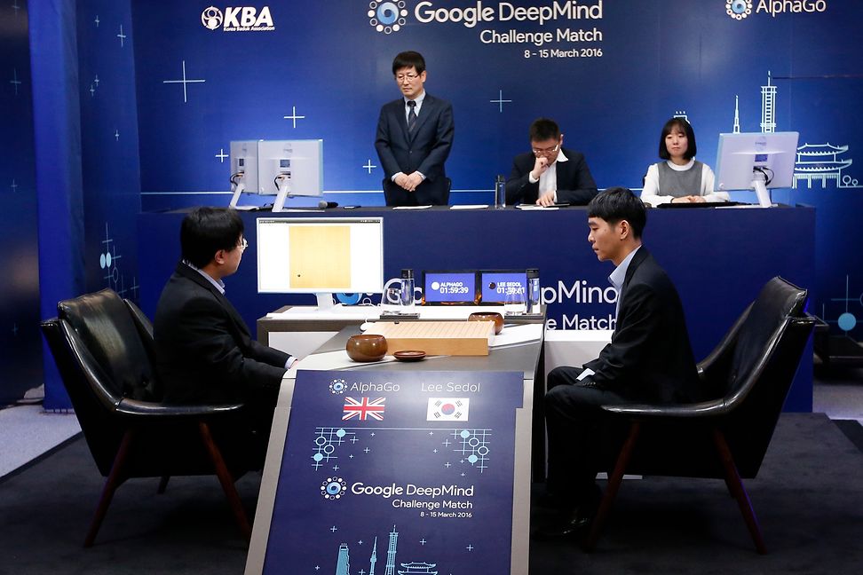 Lee Sedol hat im legendären Spiel gegen AlphaGo 2016 soeben seinen ersten AlphaGo Zug getätigt