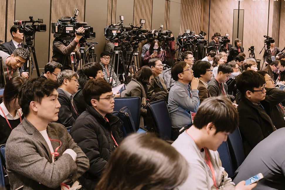 Journalistinnen und Journalisten verfolgen den Go-Match zwischen Sedol und und AlphaGo vor Ort