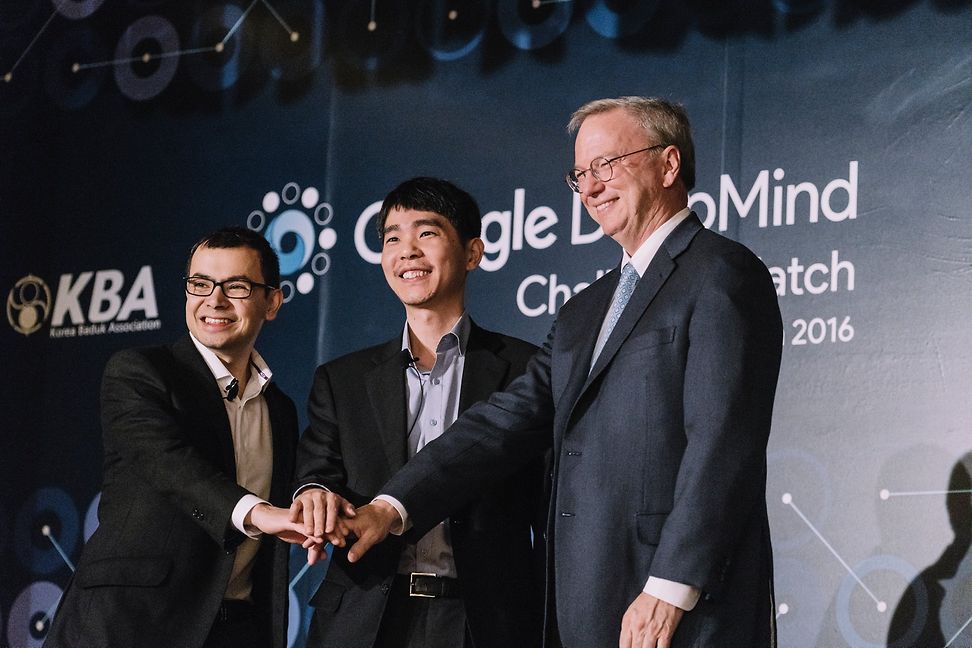 Demis Hassabis, Lee Sedol und Alphabet Chairman Eric Schmidt posieren vor dem Duell für ein Foto