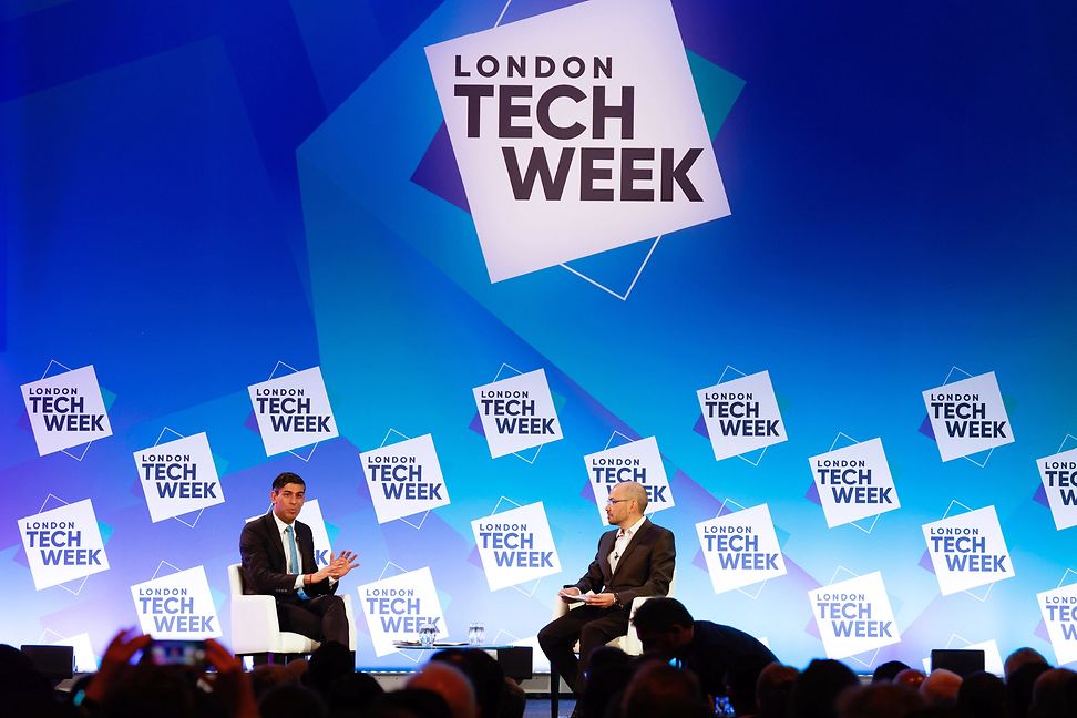 Premierminister Rishi Sunak und Demis Hassabis auf der Bühne an der London Tech Week 2023