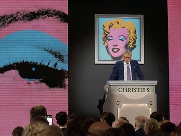 Beginn der Auktion von Warhols Marilyn Monroe Porträt
