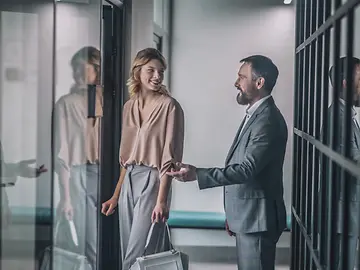 Mann hält Frau Türe auf