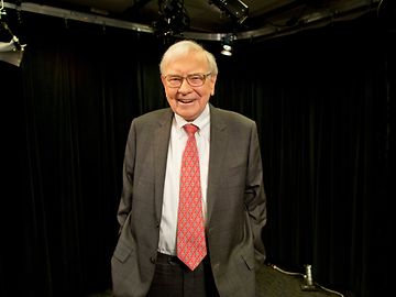 Warren Buffett mit roter Krawatte