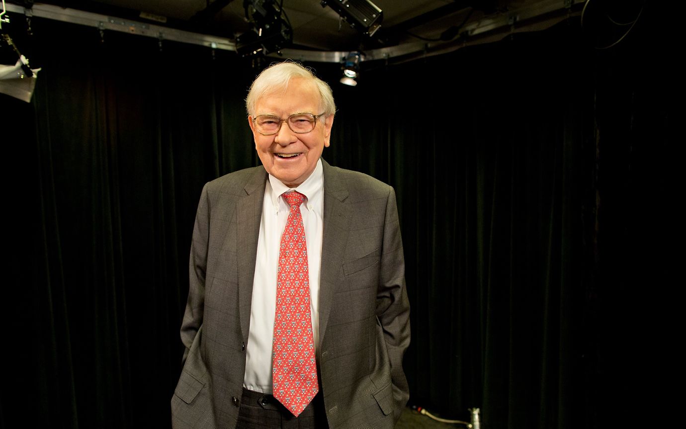 Warren Buffett mit roter Krawatte