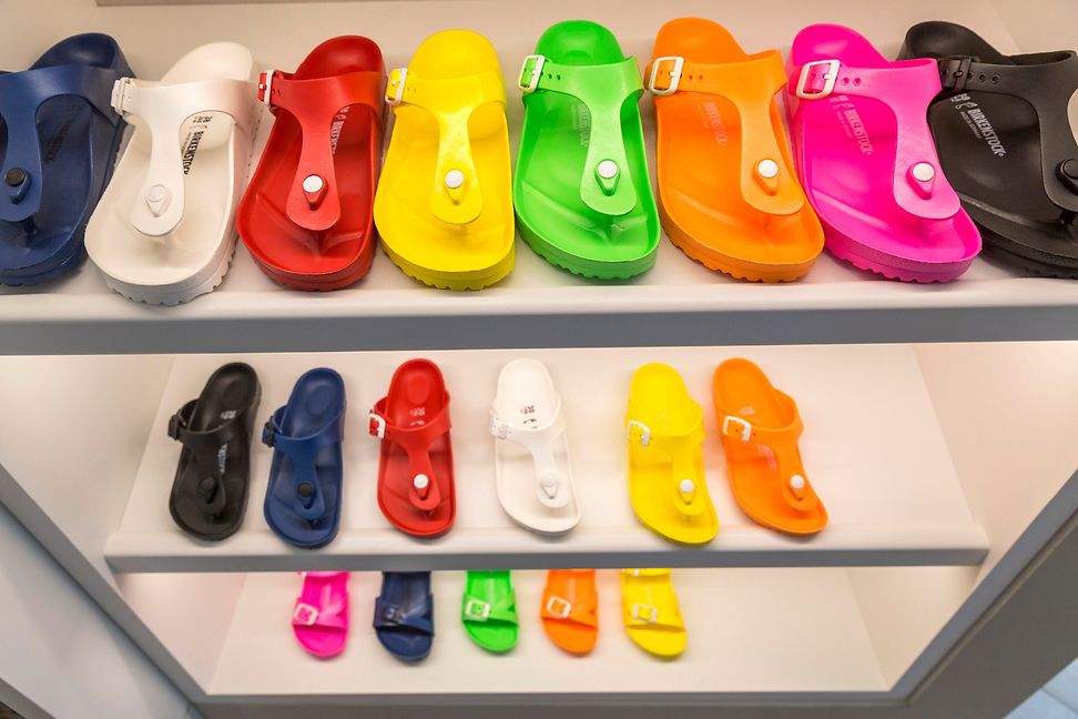 Schuhe der Marke Birkenstock im Showroom der Zentrale des Unternehmens in Neustadt/Wied