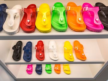 Schuhe der Marke Birkenstock im Showroom der Zentrale des Unternehmens in Neustadt/Wied
