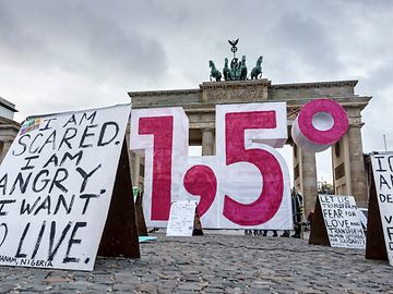 Die grosse Zahl 1.5 vor dem Brandenburger Tor in Berlin während einer Klimademonstartion