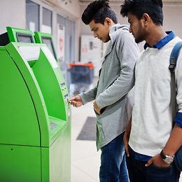 Inder am Geldautomaten