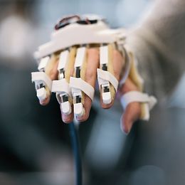 Ein Hand mit Elektroden liefert Erkenntnis über die natürlichen Bewegungsmuster der menschlichen Hand. 