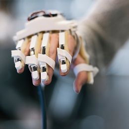 A hand with electrodes provides insight into the natural movement patterns of the human hand. 