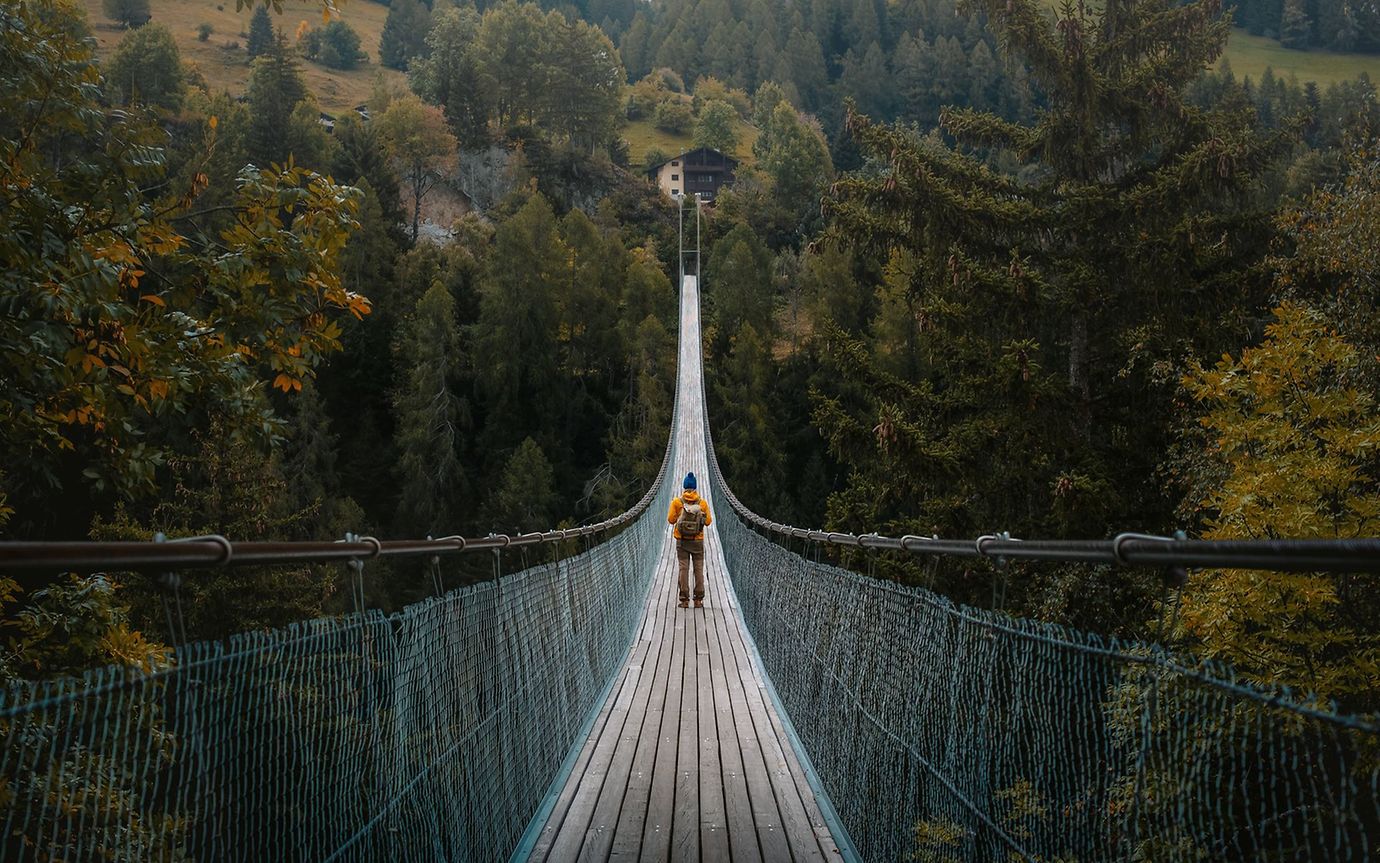Mensch auf einer Hängebrücke