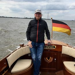 Jörg Finck auf einem Boot bei Hamburg