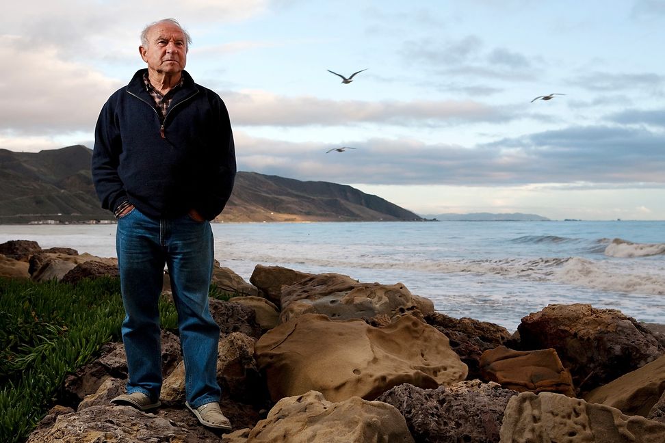 Der Outdoor-Enthusiast, Umweltschützer und Patagonia-Gründer Yvon Chouinard an einem felsigen Strand in seinem Haus in Ventura.
