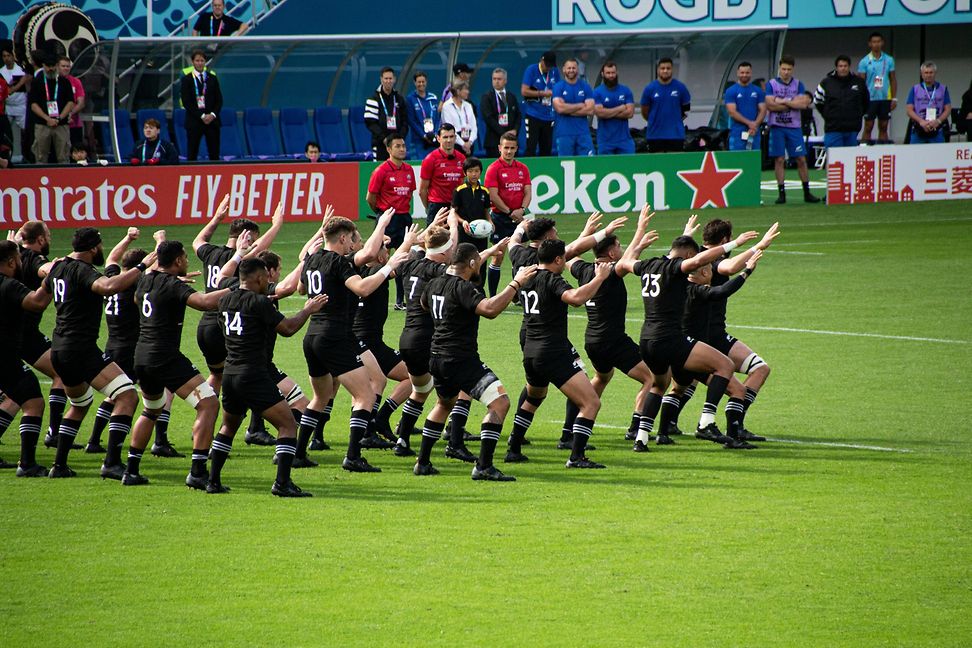 Die neuseeländische Rugby-Nationalmannschaft, die All Blacks, führt vor einem Spiel den Haka auf.