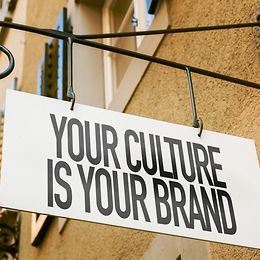 Ladenschild mit einer klaren Botschaft: Ihre Kultur ist Ihre Marke