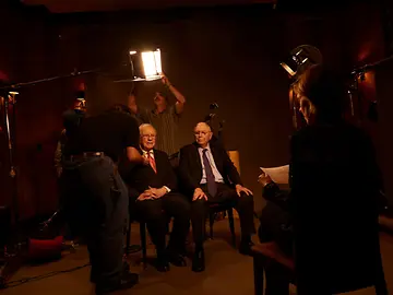 Zwei ältere Herren in Anzug und Krawatte bei einem Fototermin