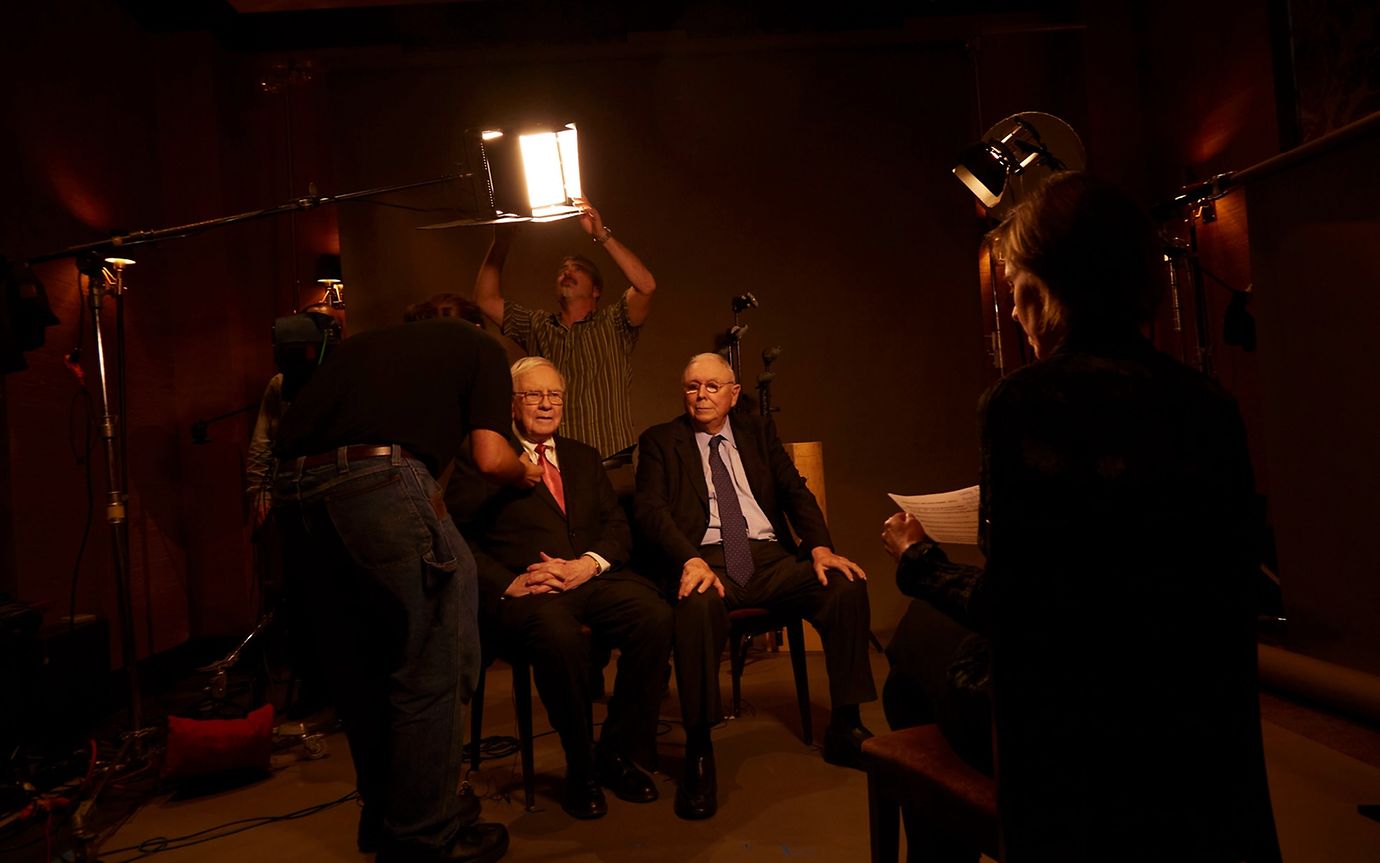 Zwei ältere Herren in Anzug und Krawatte bei einem Fototermin