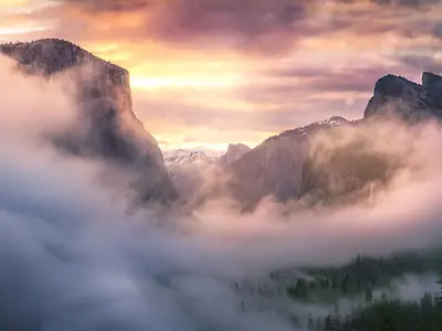 Berglandschaft mit Nebel